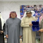 الشيخ مبارك فيصل نواف خلال استقباله د. جابر المري بحضور الكابتن علي المري