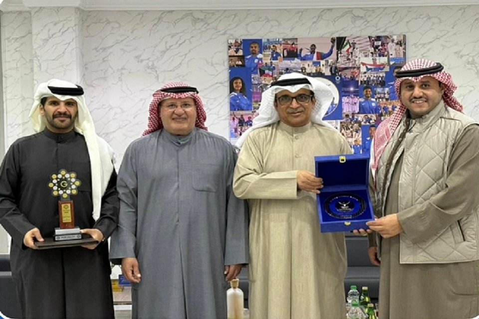 الشيخ مبارك فيصل نواف خلال استقباله د. جابر المري بحضور الكابتن علي المري