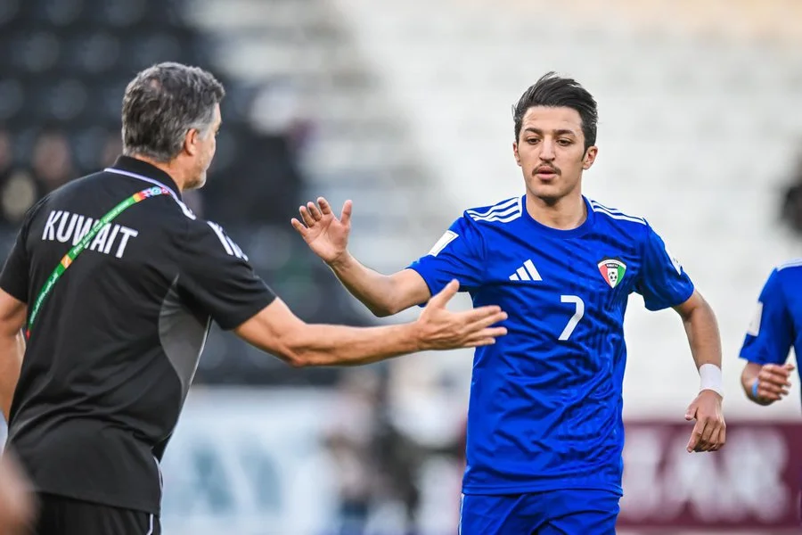محمد دحام مهاجم منتخب الكويت وسوزا مدرب الفريق