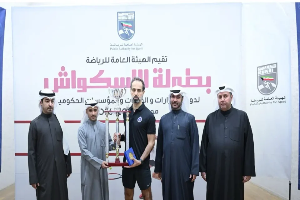 تتويج فريق قوة الإطفاء ببطولة زوجي الاسكواش