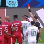 طرد لاعب الجزائر في مباراة السودان