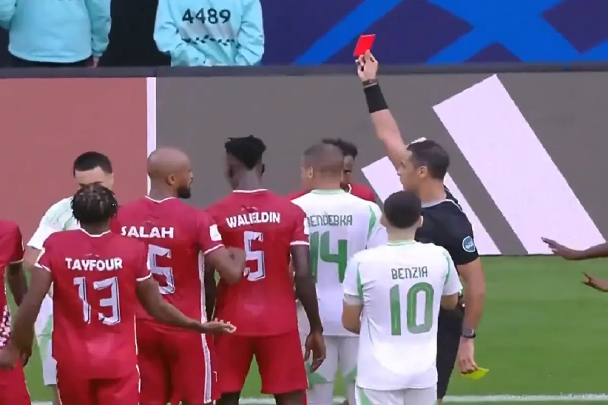 طرد لاعب الجزائر في مباراة السودان