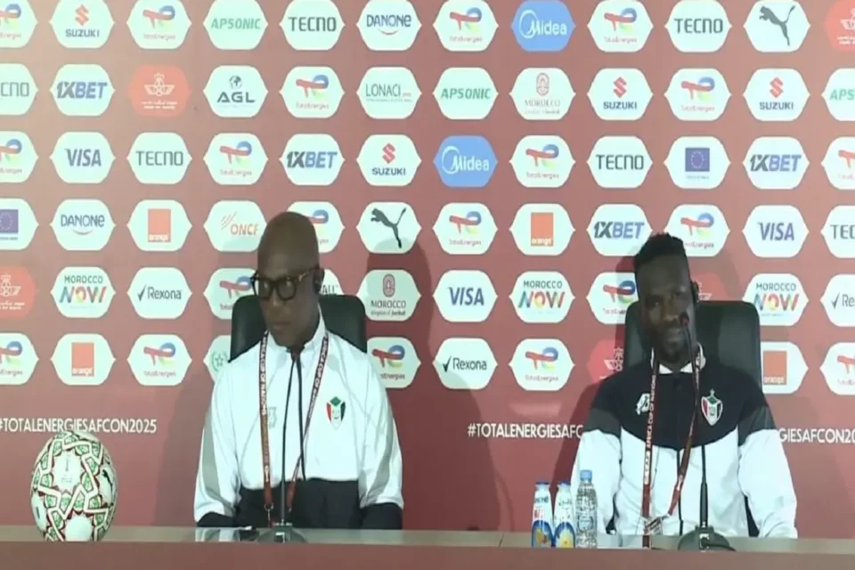 كواسي أبياه وبخيت خميس قائد المنتخب السوداني