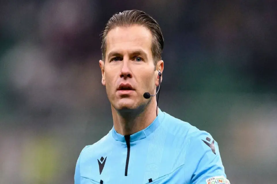 داني ماكيلي حكم المباراة