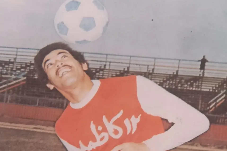 حسن شحاتة مرتديا قميص كاظمة