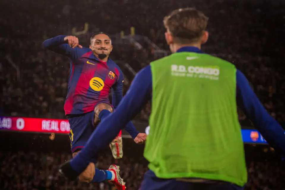 رافينيا لاعب برشلونة في مباراة ريال أوفيديو