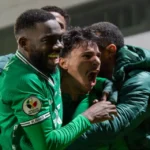 لاعبو فريق العربي