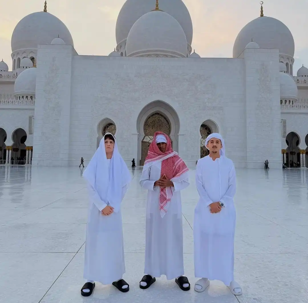 لامين يامال داخل مسجد زايد الكبير