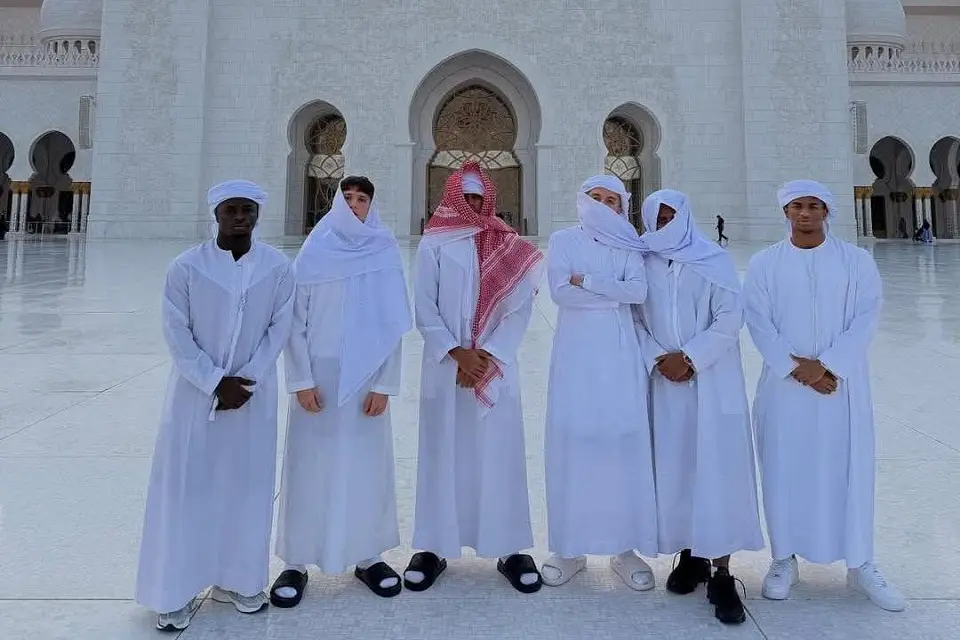 لامين يامال خلال زيارة مسجد زايد الكبير