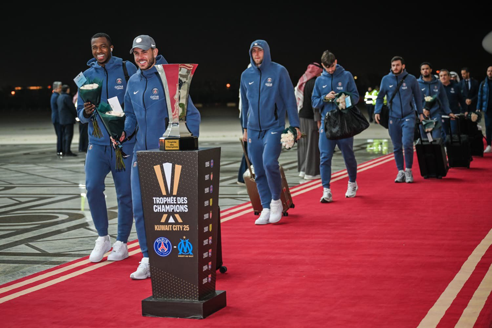 من وصول لاعبي باريس سان جيرمان إلى الكويت