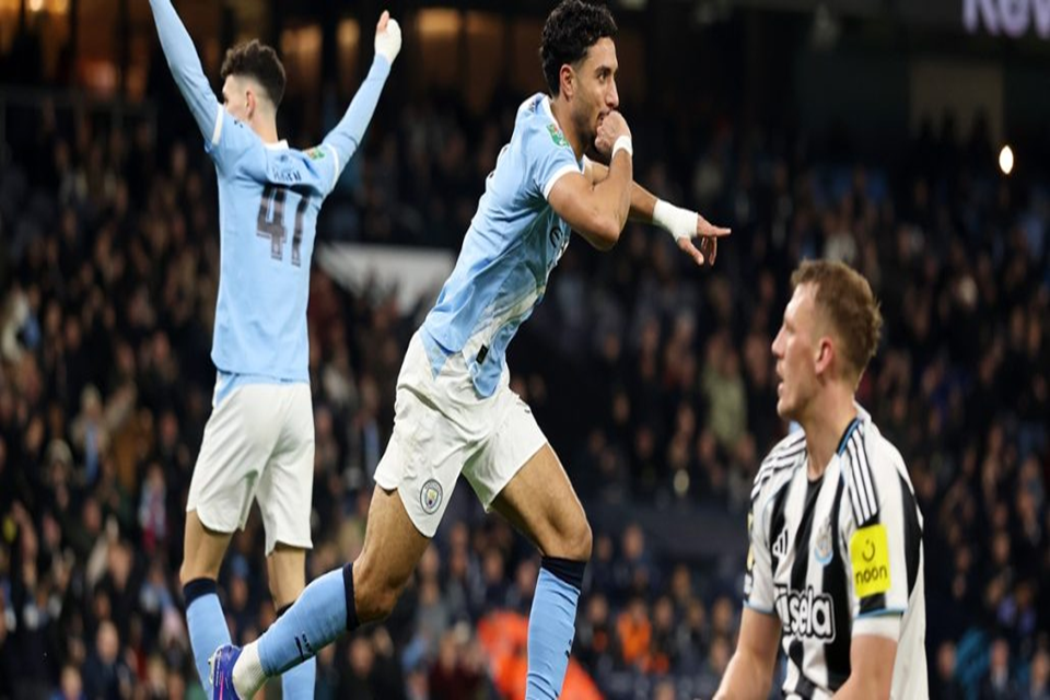 عمر مرموش من مباراة السيتي ونيوكاسل يونايتد