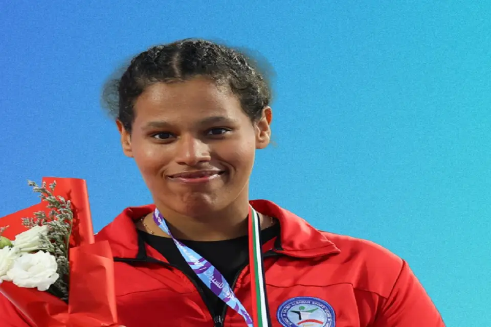 دلال العازمي بطلة الإطاحة بالمطرقة