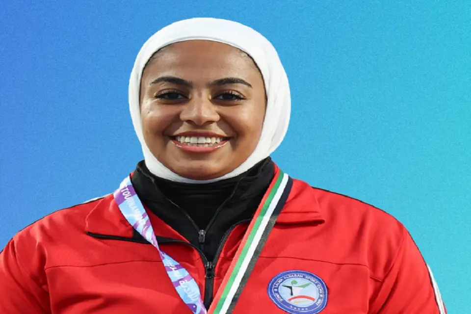 فجر مندني بطلة الإطاحة بالمطرقة